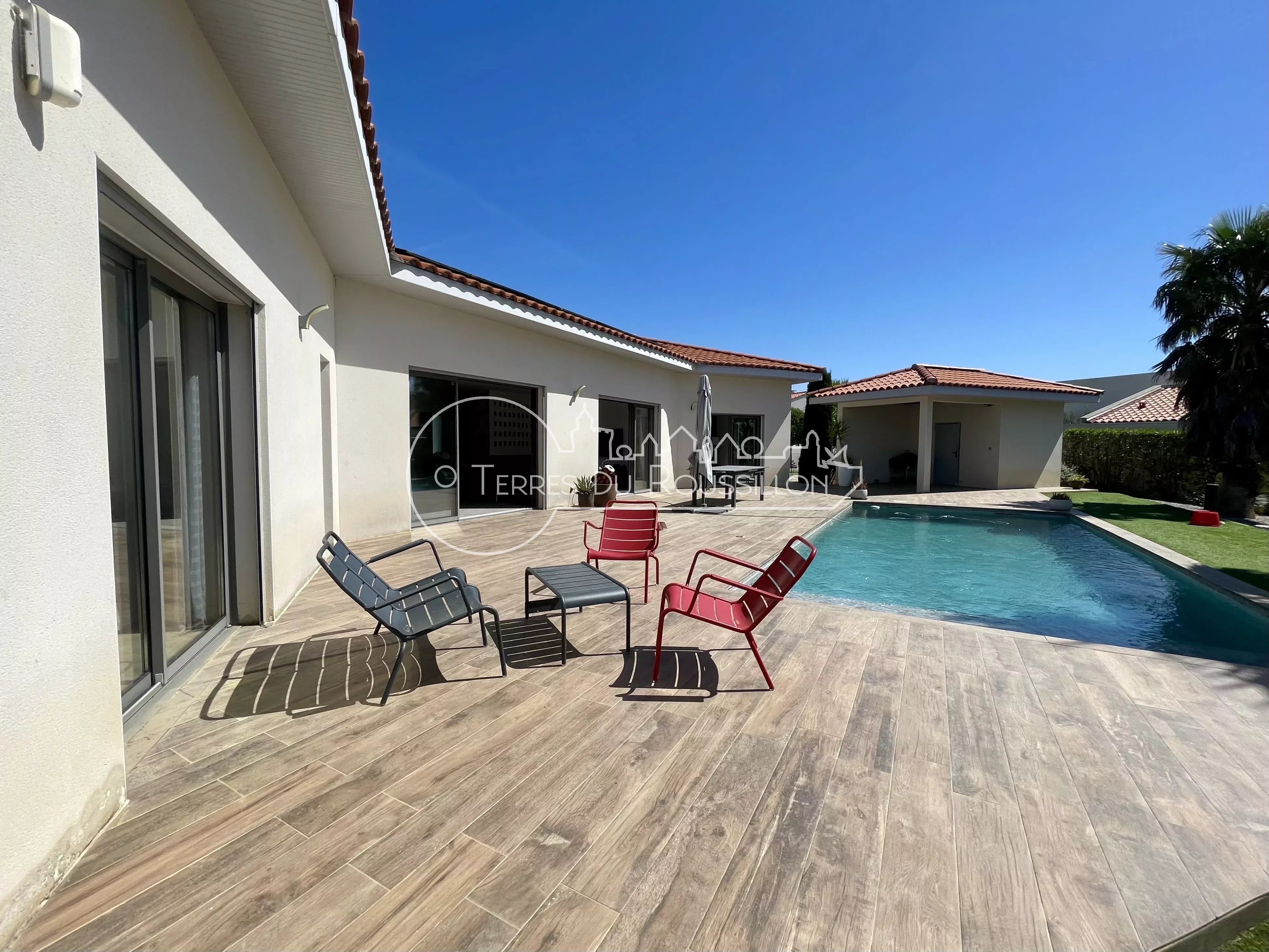 Villa moderne avec piscine à Sainte-Colombe-de-la-Commanderie