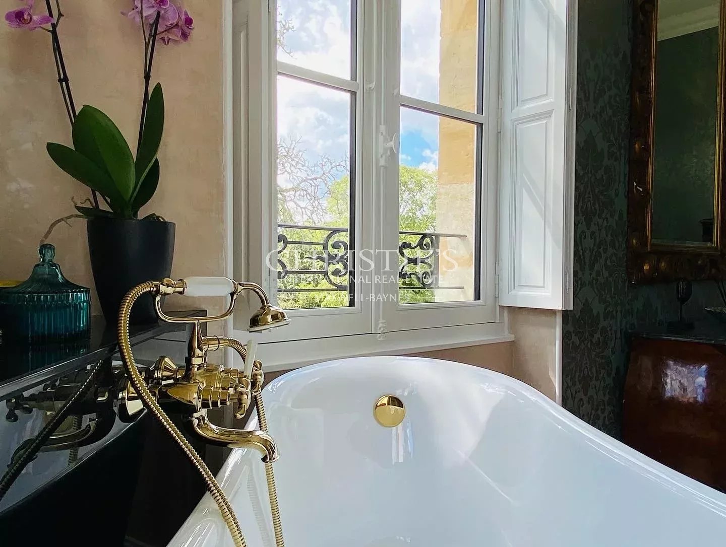 6 Bedroom Chateau's Image 7