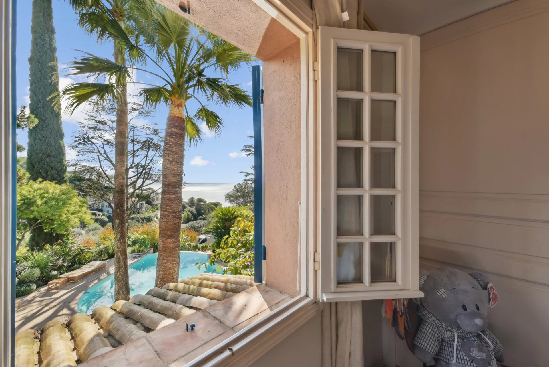 Charming Riviera villa with pool and sea view glimpsese