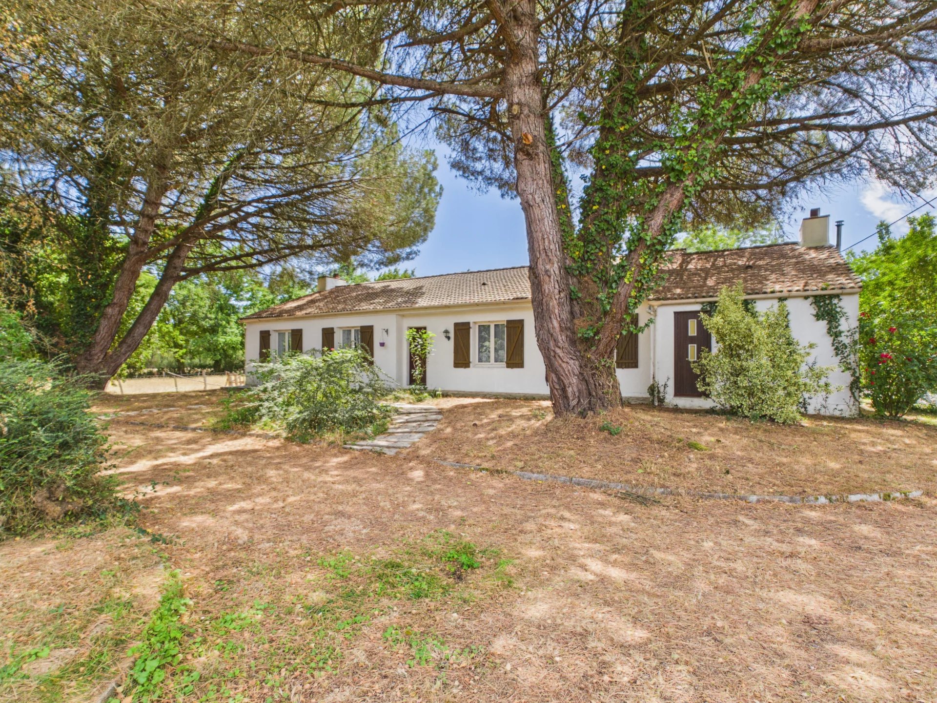 MAISON FAMILIALE – 3 CHAMBRES – 5 480 m² DE TERRAIN AVEC PISCINE