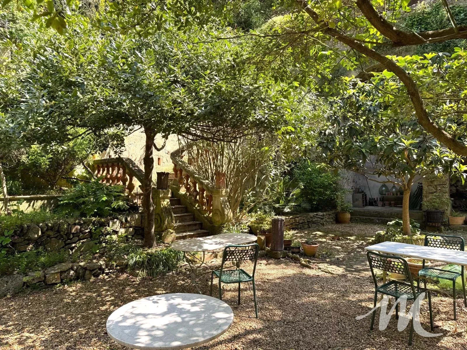 Maison de caractère avec jardin paysager et grands garage