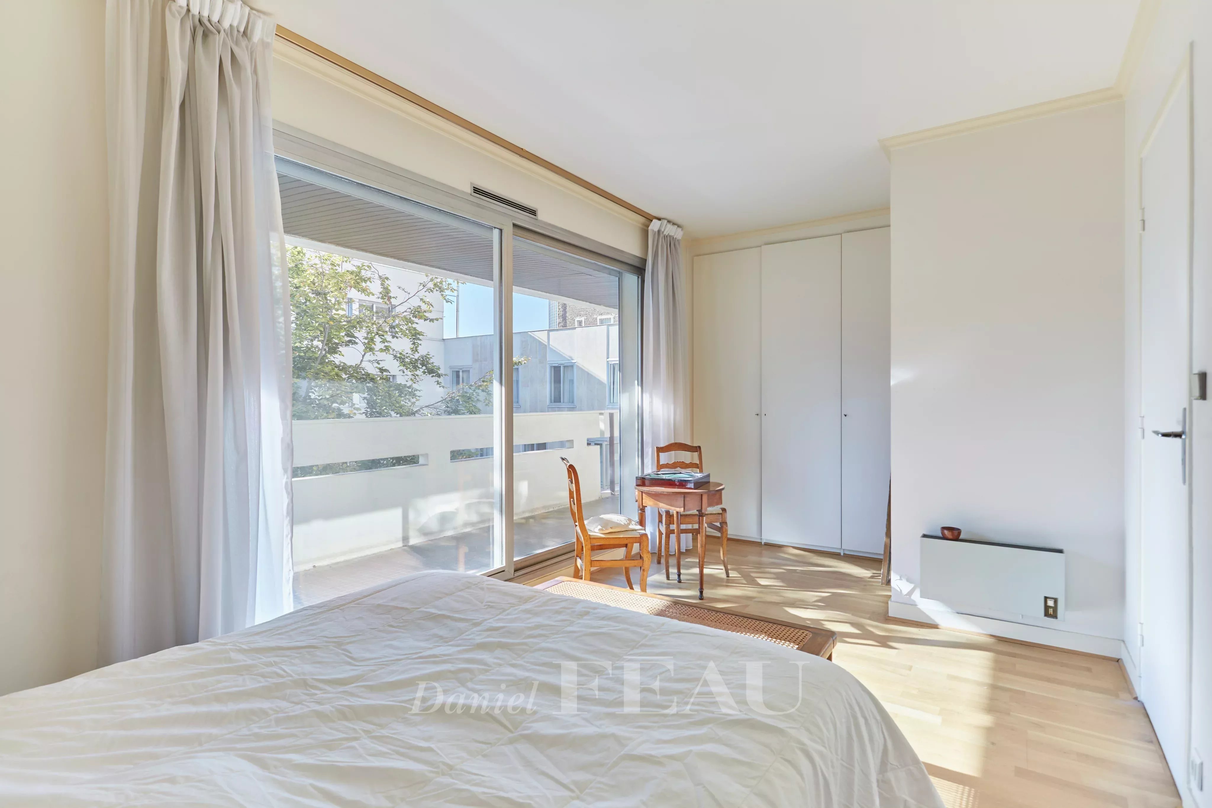 CHAMBRE AVEC RANGEMENTS