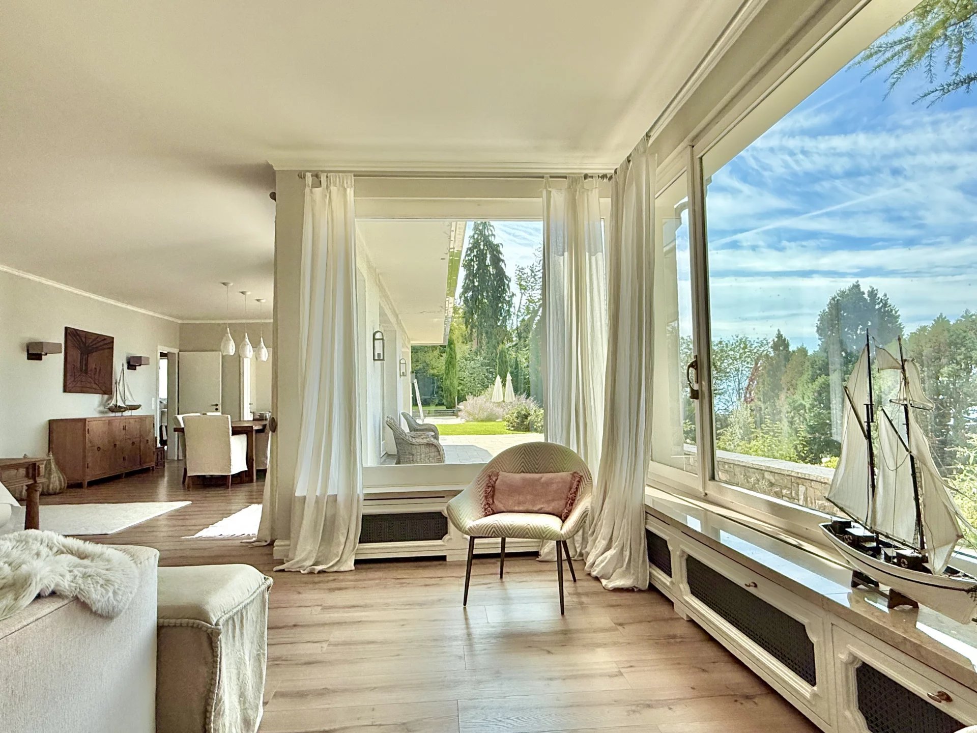 Villa panoramique avec piscine et pool house, grand terrain