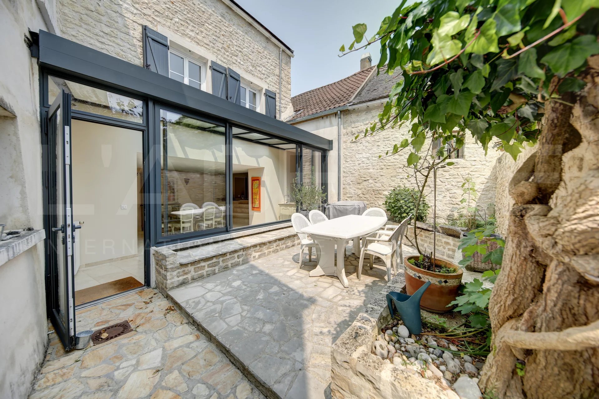 Agence immobilière de PARIS - LONDON - PAROS