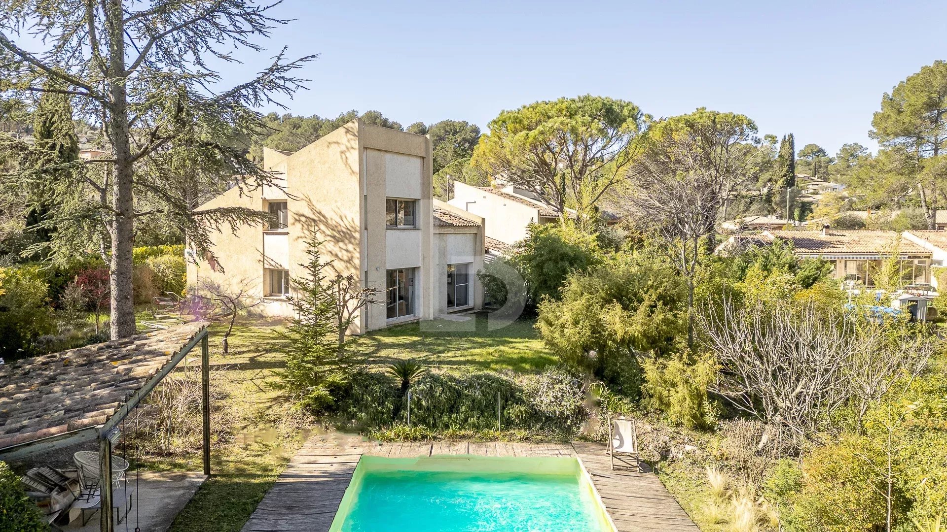 A la vente à Peymeinade, maison d'architecte au calme