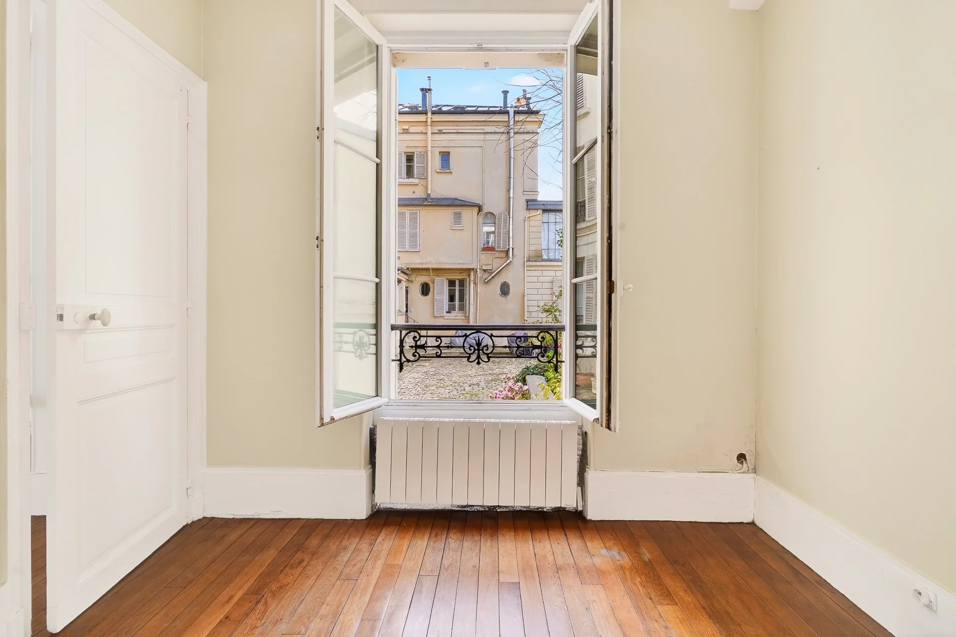 Versailles - DOWNTOWN