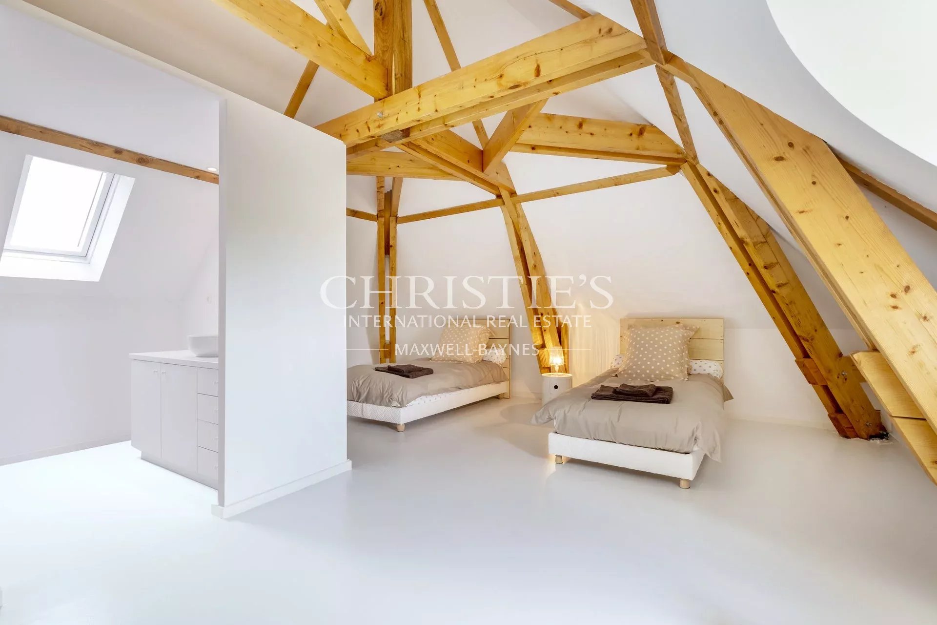 6 Bedroom Villa/Townhouse's Image 25