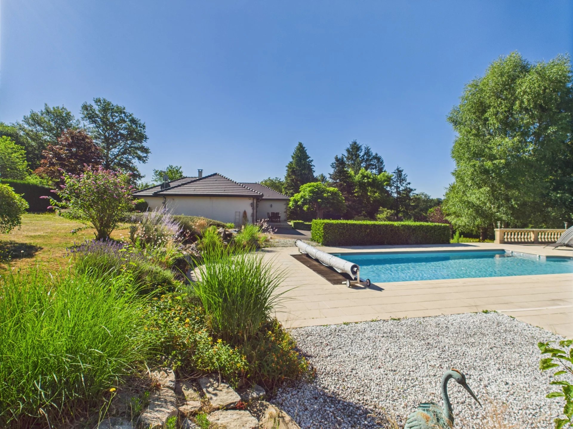 Single storey house 4 bedrooms, swimming pool, pool house, park 5000m2