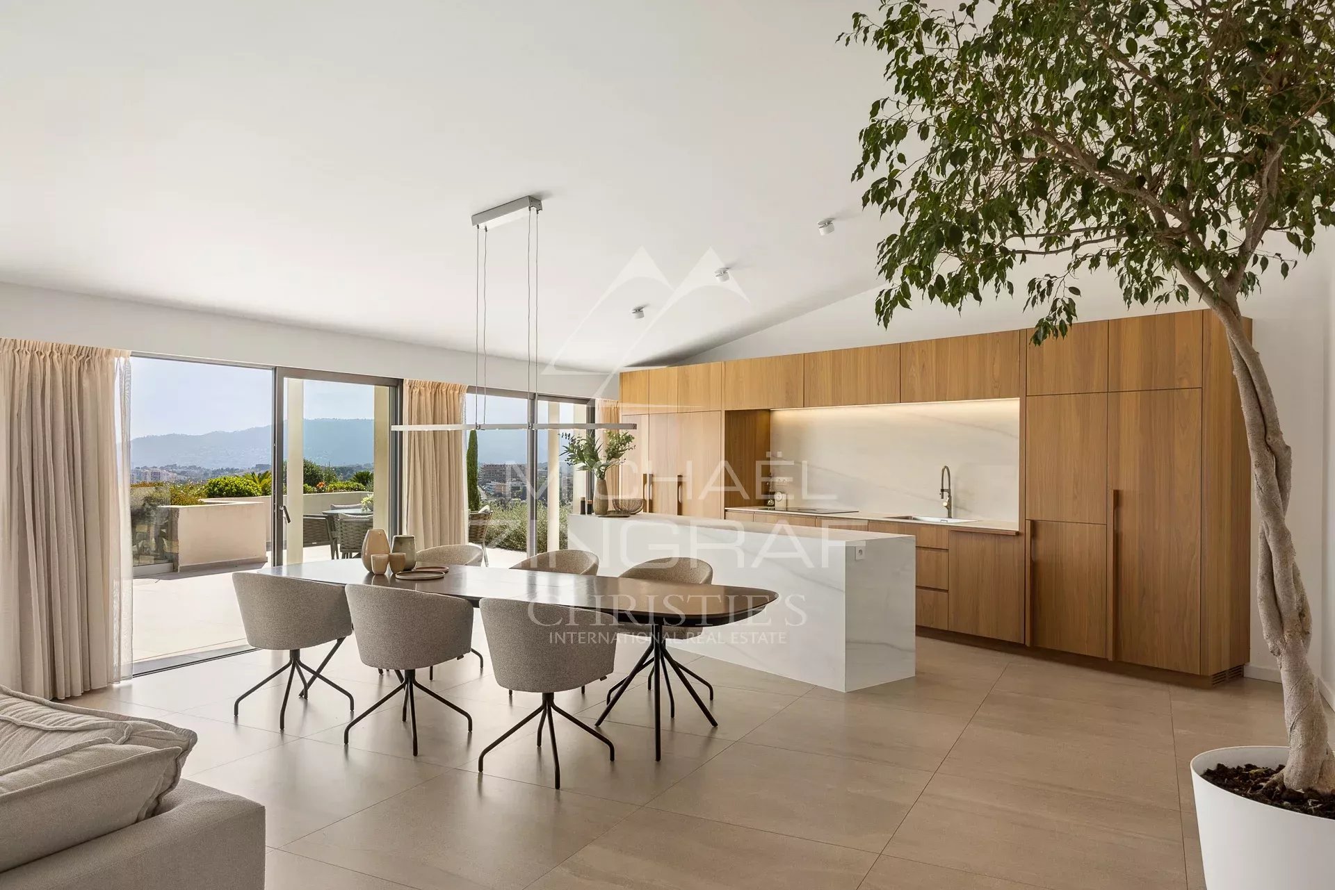 5 Bedroom Villa/Townhouse's Image 4