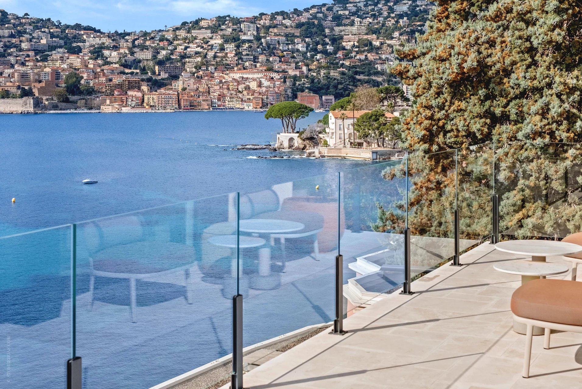 Design de bon goût avec vue panoramique sur la baie de Villefranche