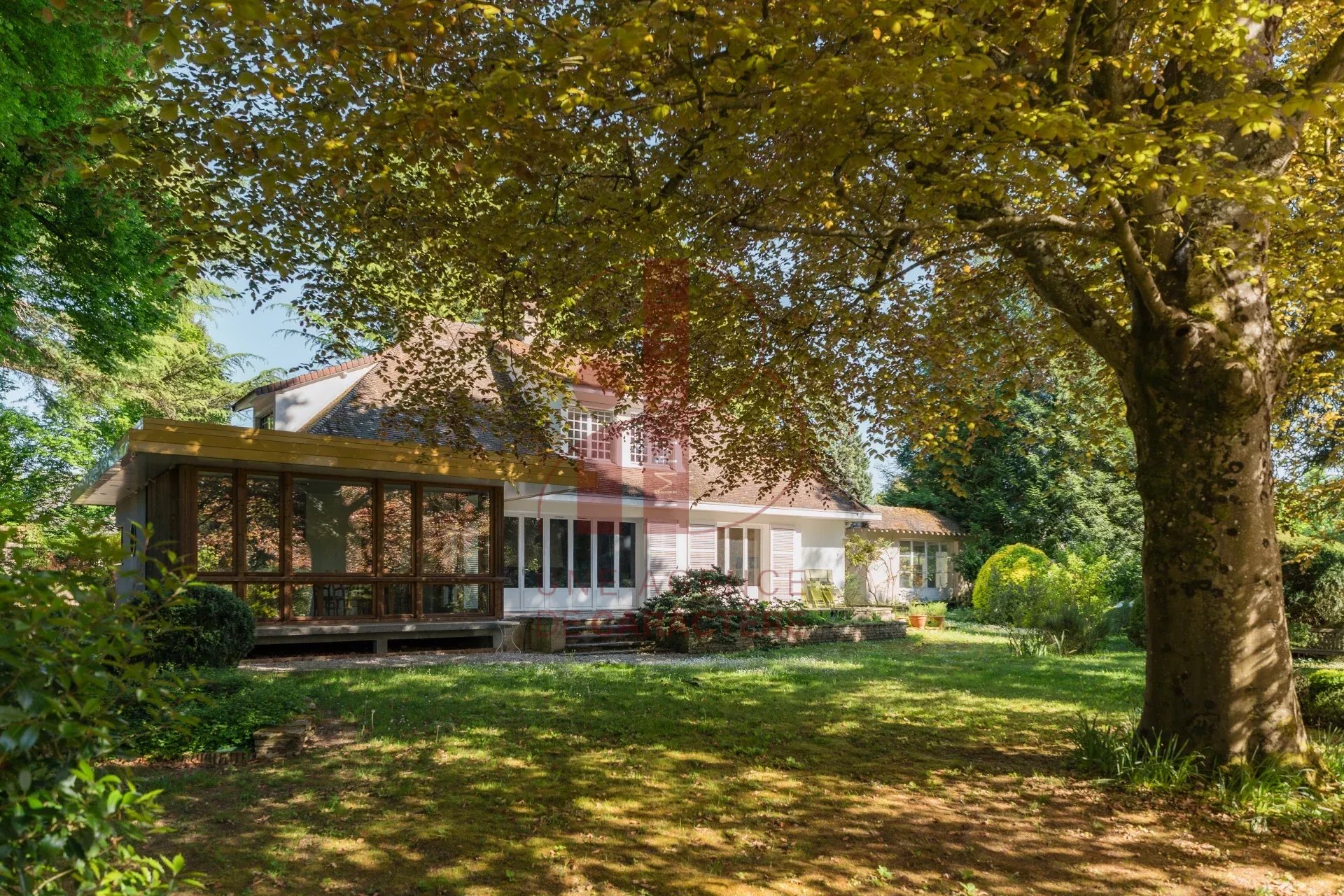 VULAINES SUR SEINE - NEAR FONTAINEBLEAU - PROPERTY OF 292 M² with SWIMMING POOL - 2,612 m² OF GARDEN -