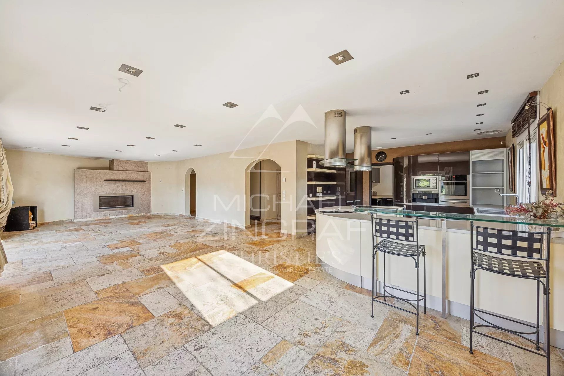 5 Bedroom Villa/Townhouse's Image 3