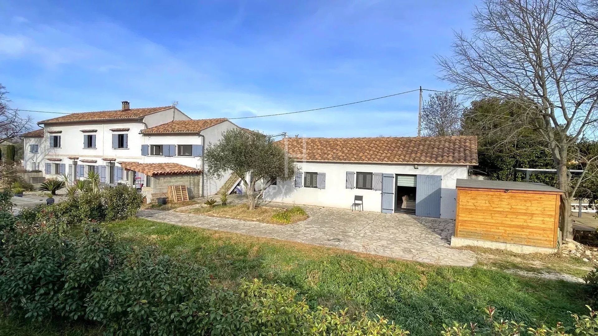 Saint Martin de Crau: Residential area, Mas with outbuildings