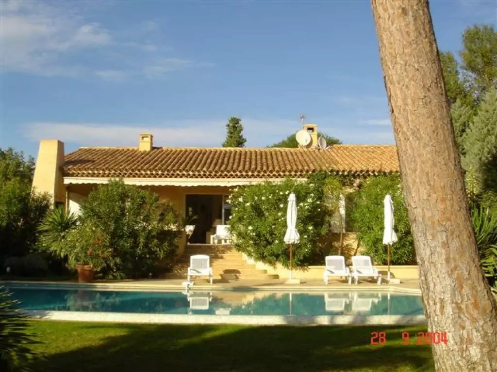 Bella villa con 4 camere da letto con COS nel dominio