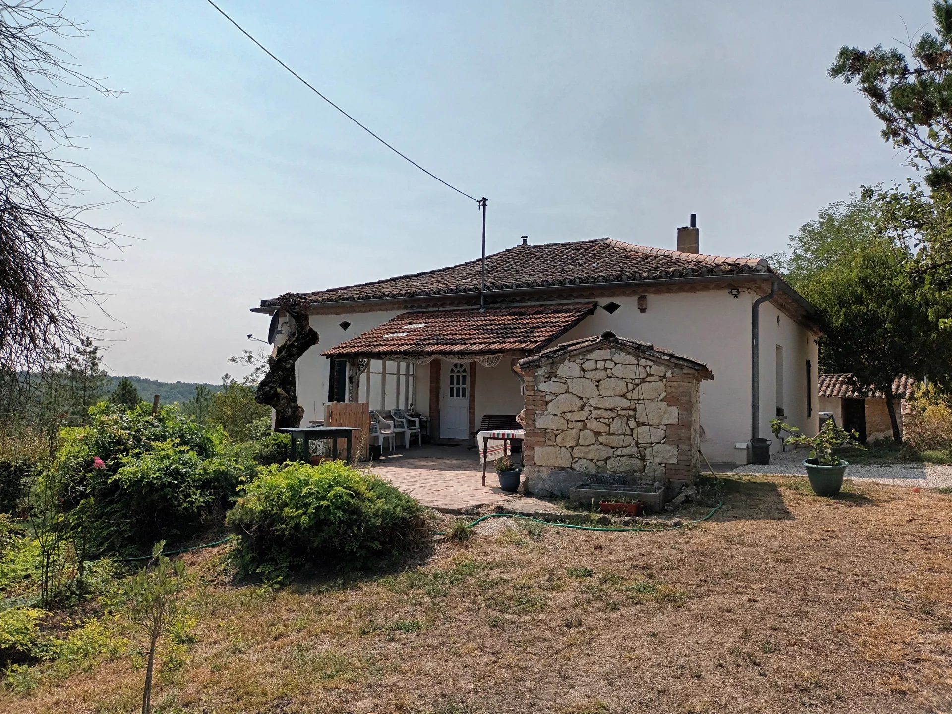 Propriété en pierre sur 4 hectares de terres