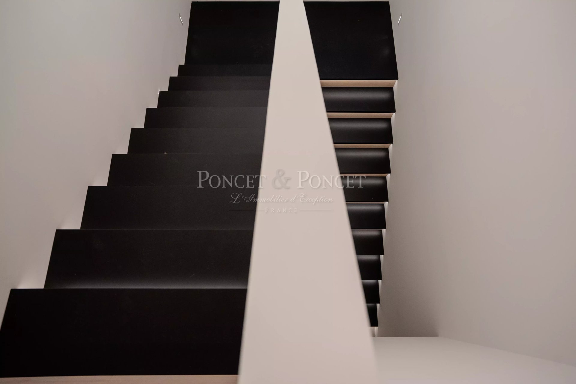 6 Bedroom Villa/Townhouse's Image 20