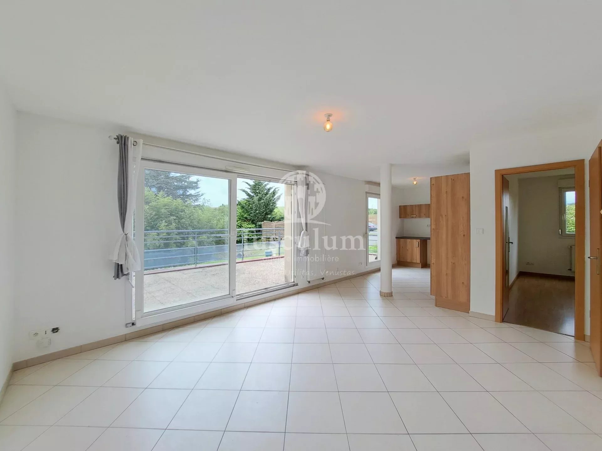 Location appartement de F2 avec grande terrasse et 2 places de stationnement