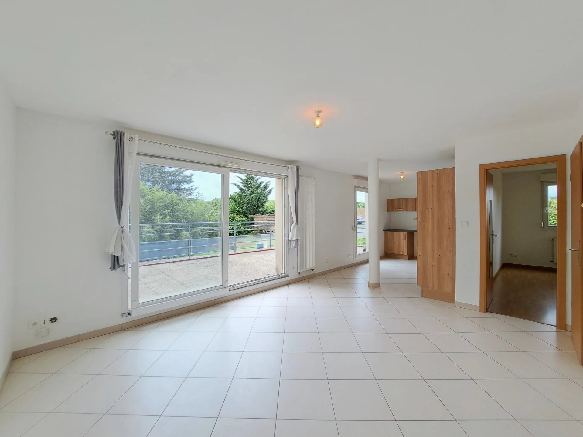 Location appartement de F2 avec grande terrasse et 2 places de stationnement