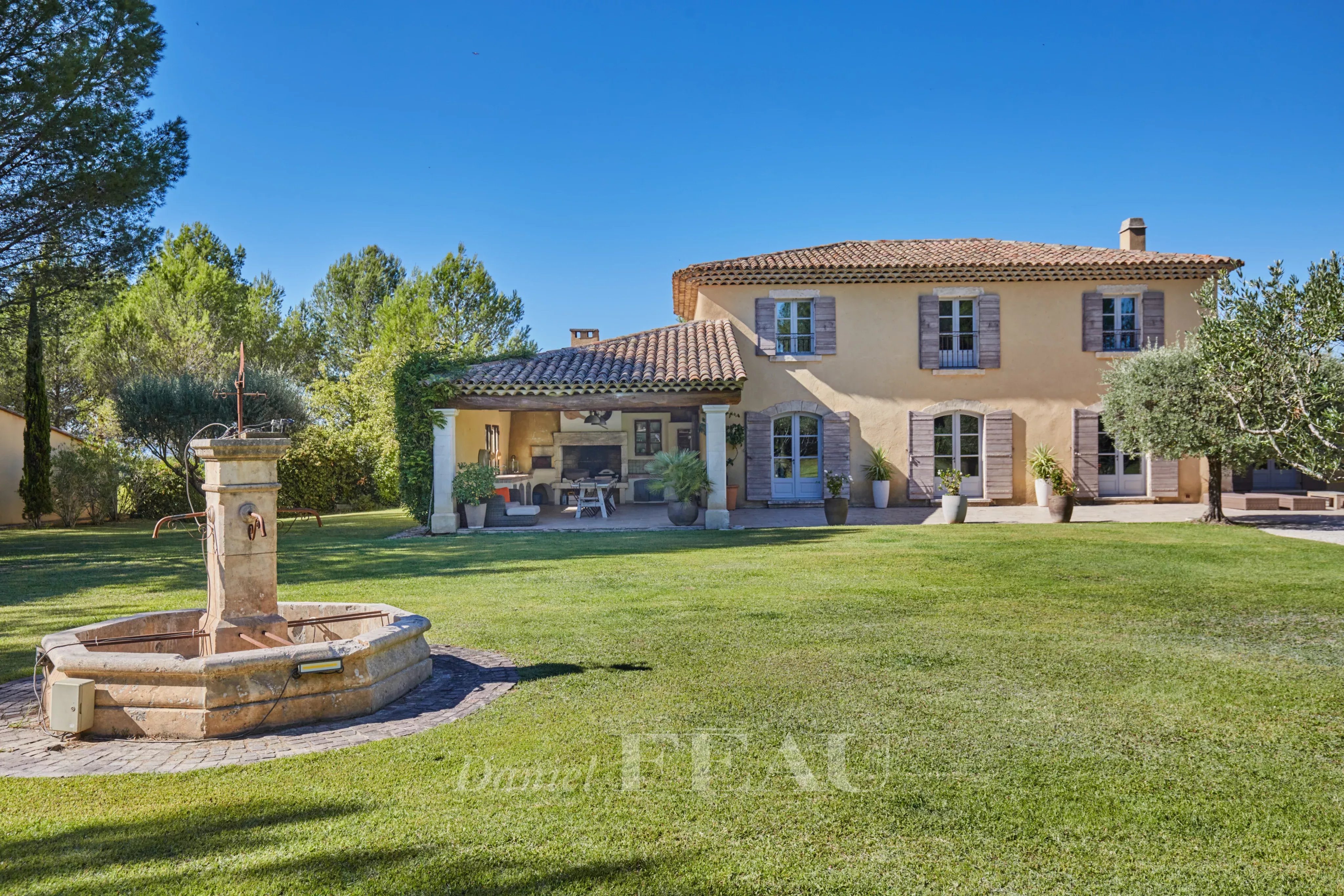 Aix-en-Provence  -  A 3/4 bed property in extensive grounds