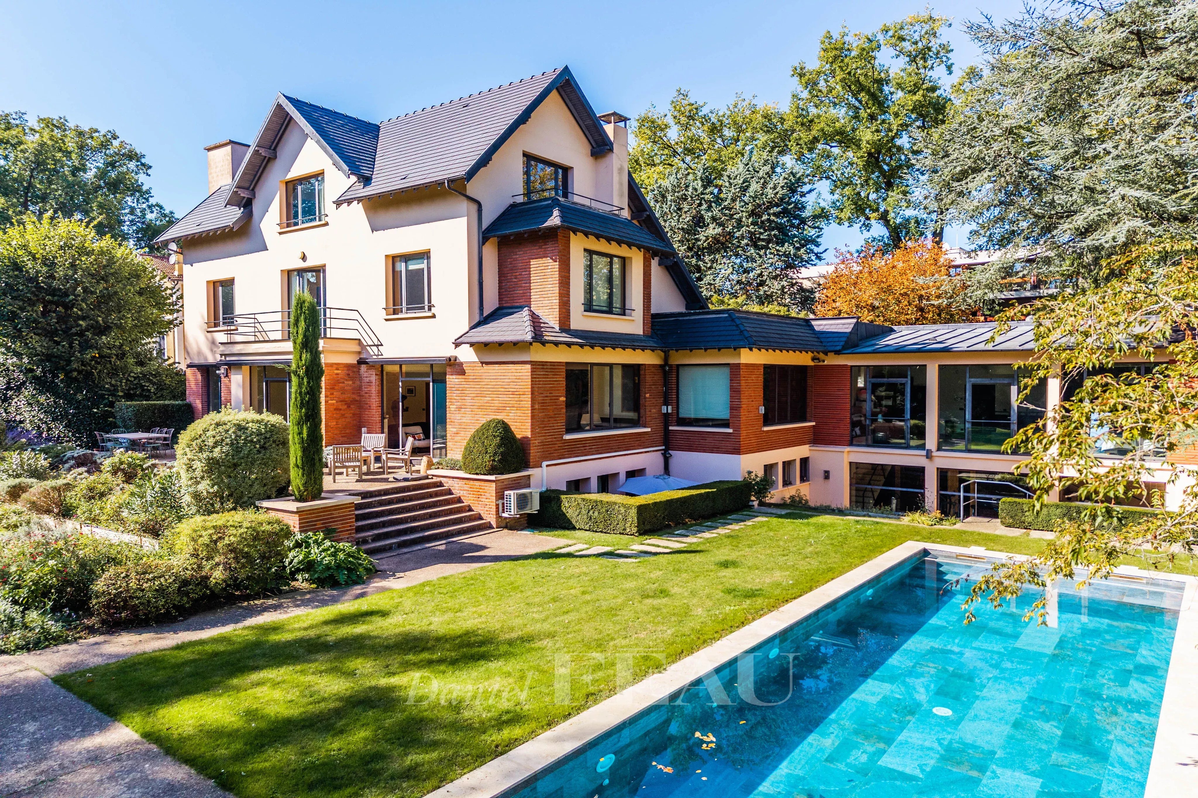 Garches - Maison de maître avec piscine.