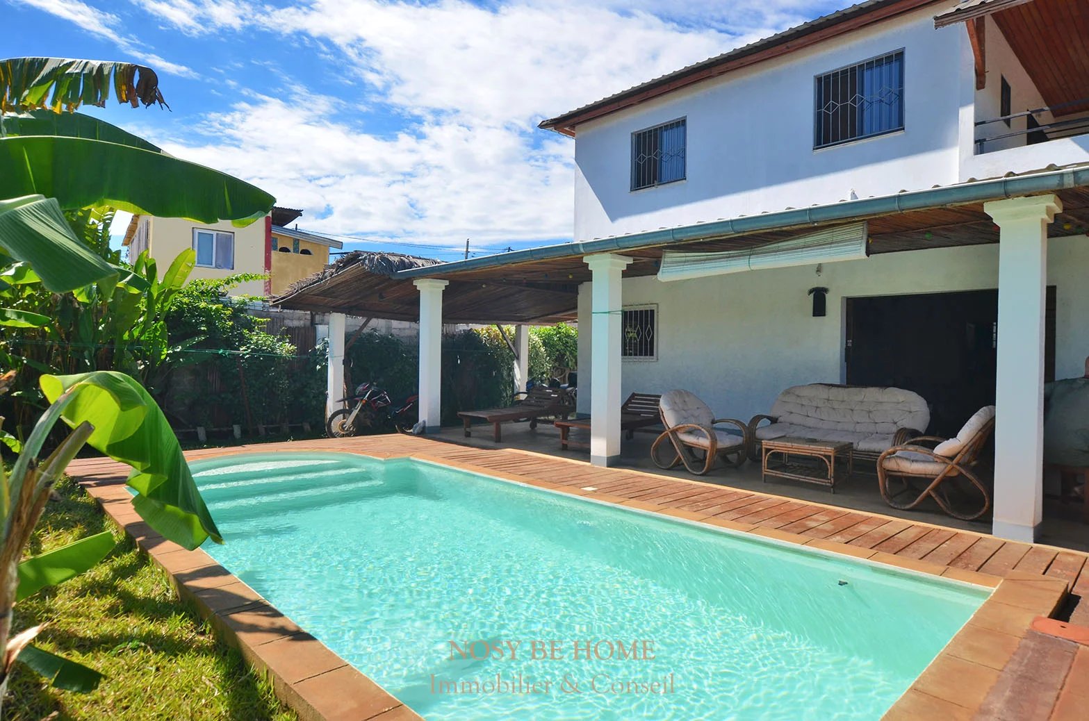 Jolie maison à étage avec piscine