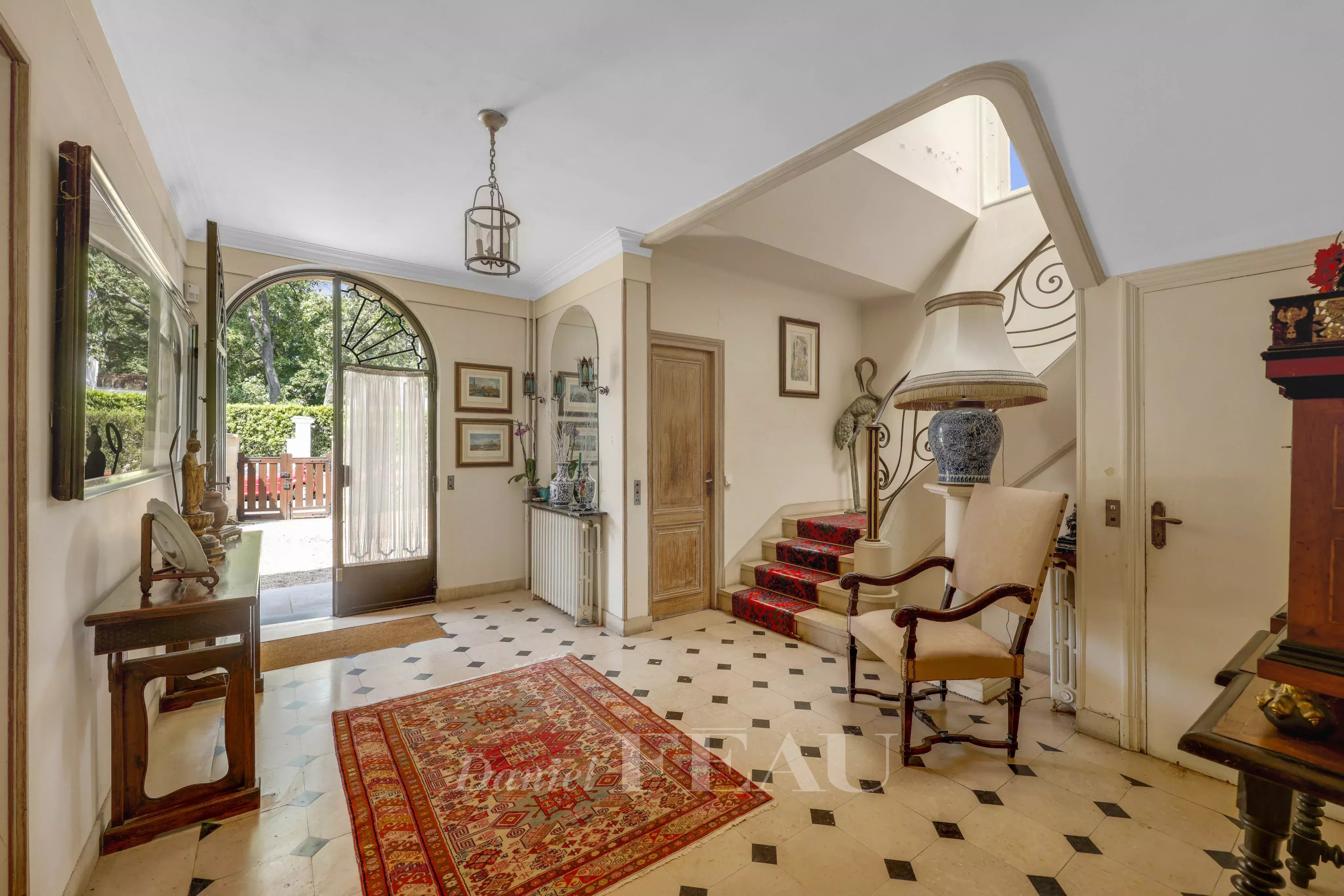 Entrance hall with staircase