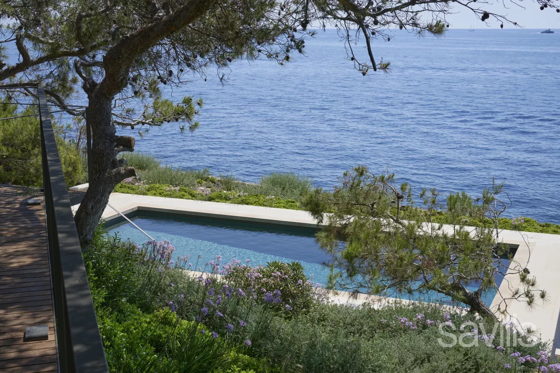 Luxury property with direct access to the beach