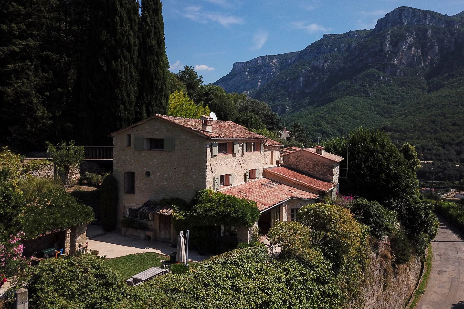 Ancienne bastide en pierre à vendre près du village de Le Bar sur Loup