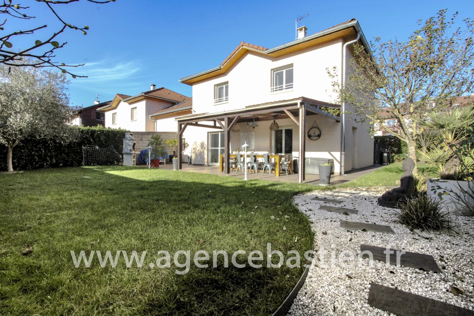 Villa - Centre ville - 5 chambres - St Genis Pouilly - 760 0