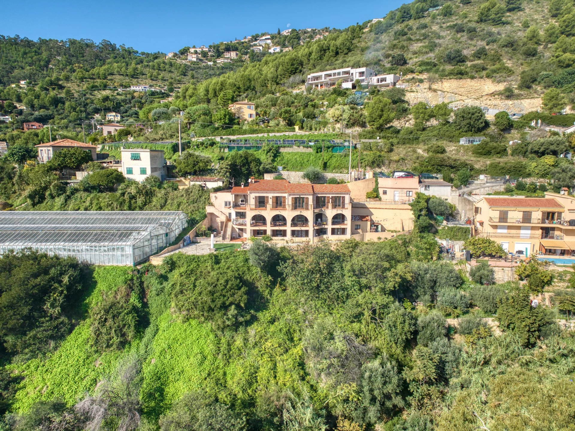 Èze – Villa de Prestige avec Vue Mer et Fort Potentiel – À 6 km de Monaco