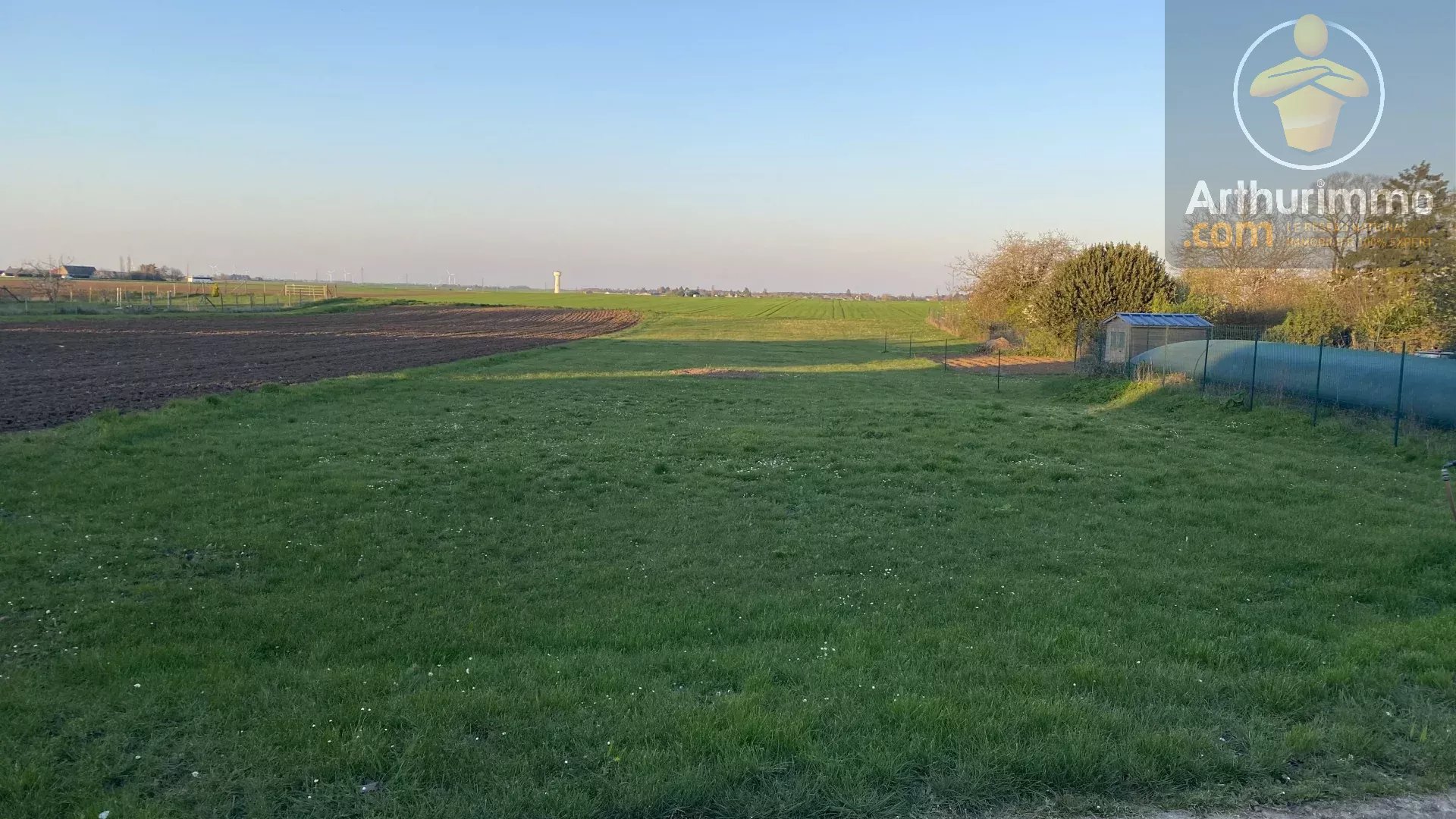 Terrain constructible non viabilisé au calme