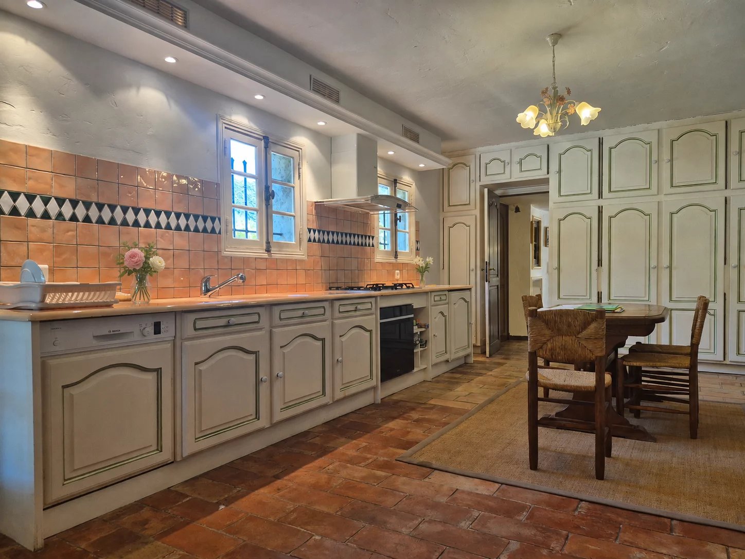  Image of Villa - 4 Bedrooms for Sale in Alpes-Maritimes-Saint-Paul-de-Vence-France, Image 8