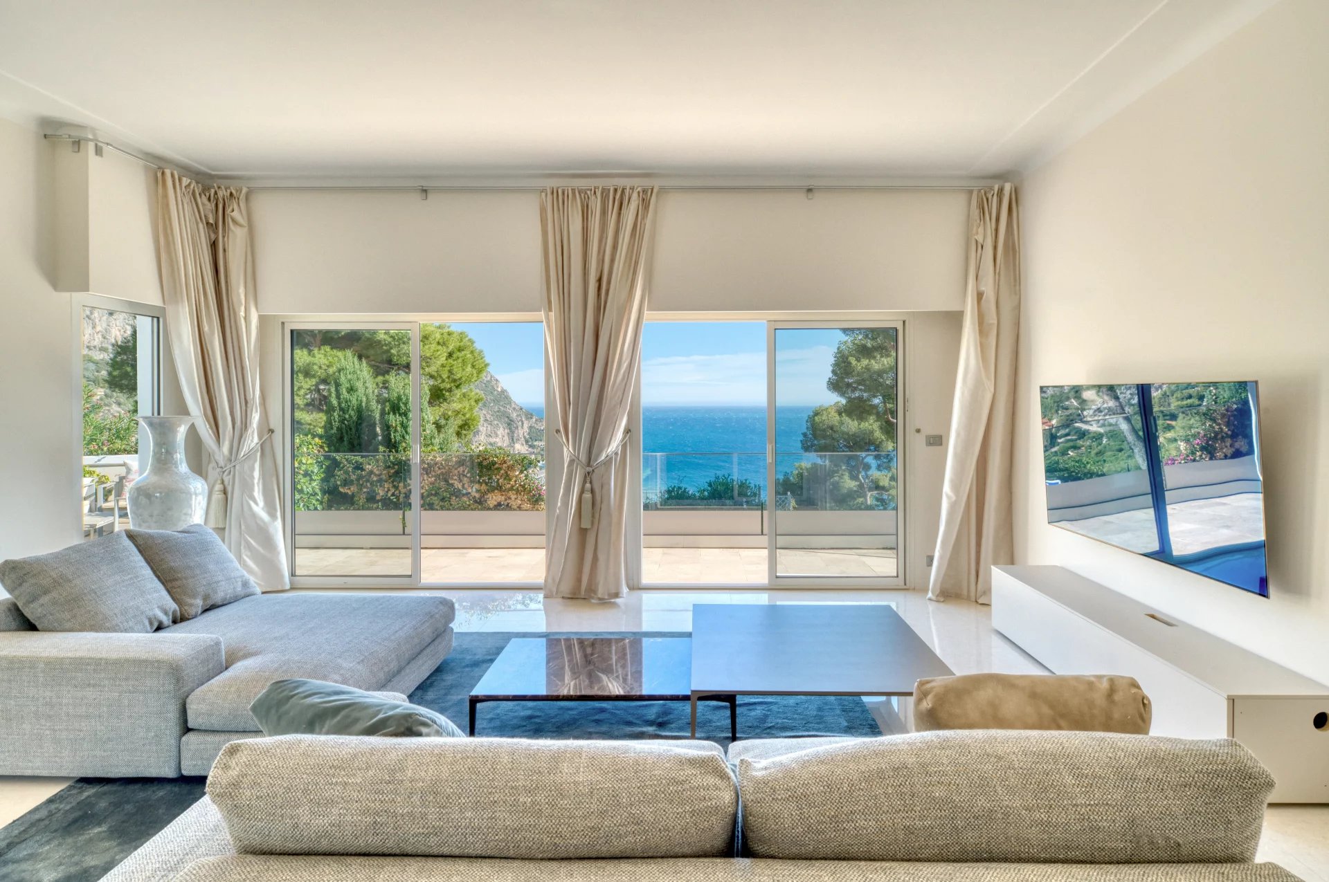 Éze Bord de mer  - Villa 220 m2, terrain 800 m2, piscine, garage