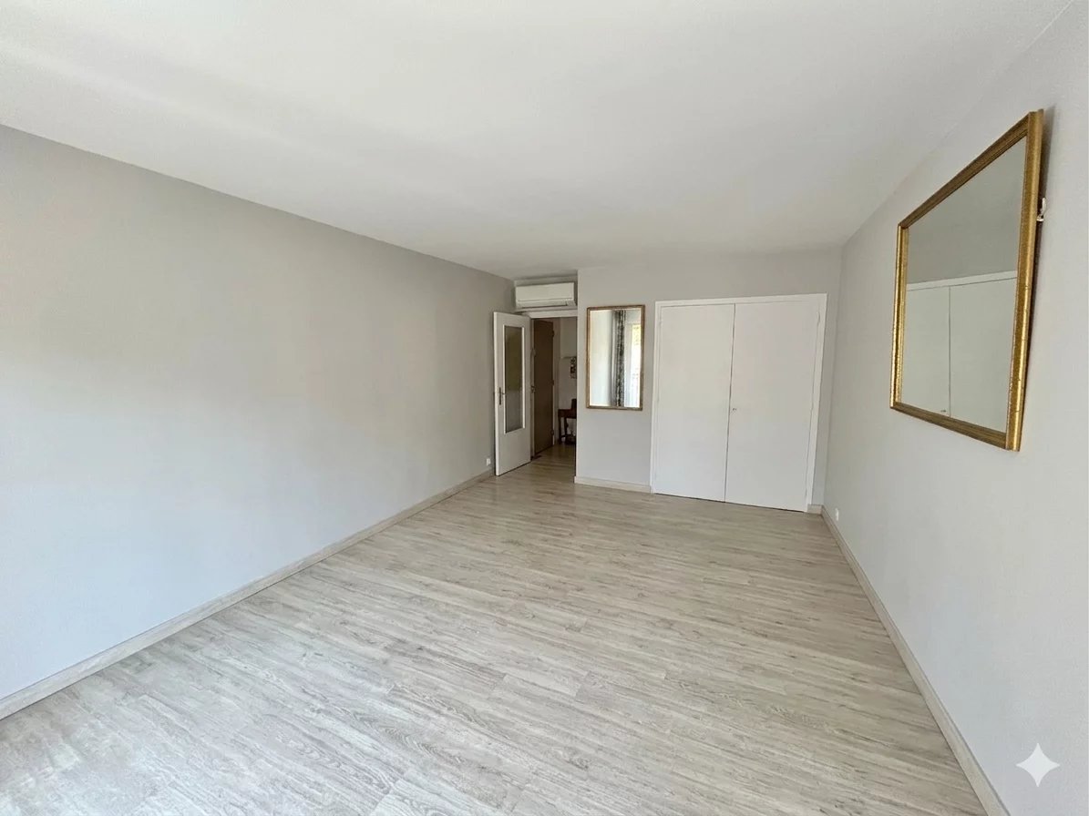 CANNES CARRÉ D'OR - LARGE ONE-BEDROOM WITH BALCONY