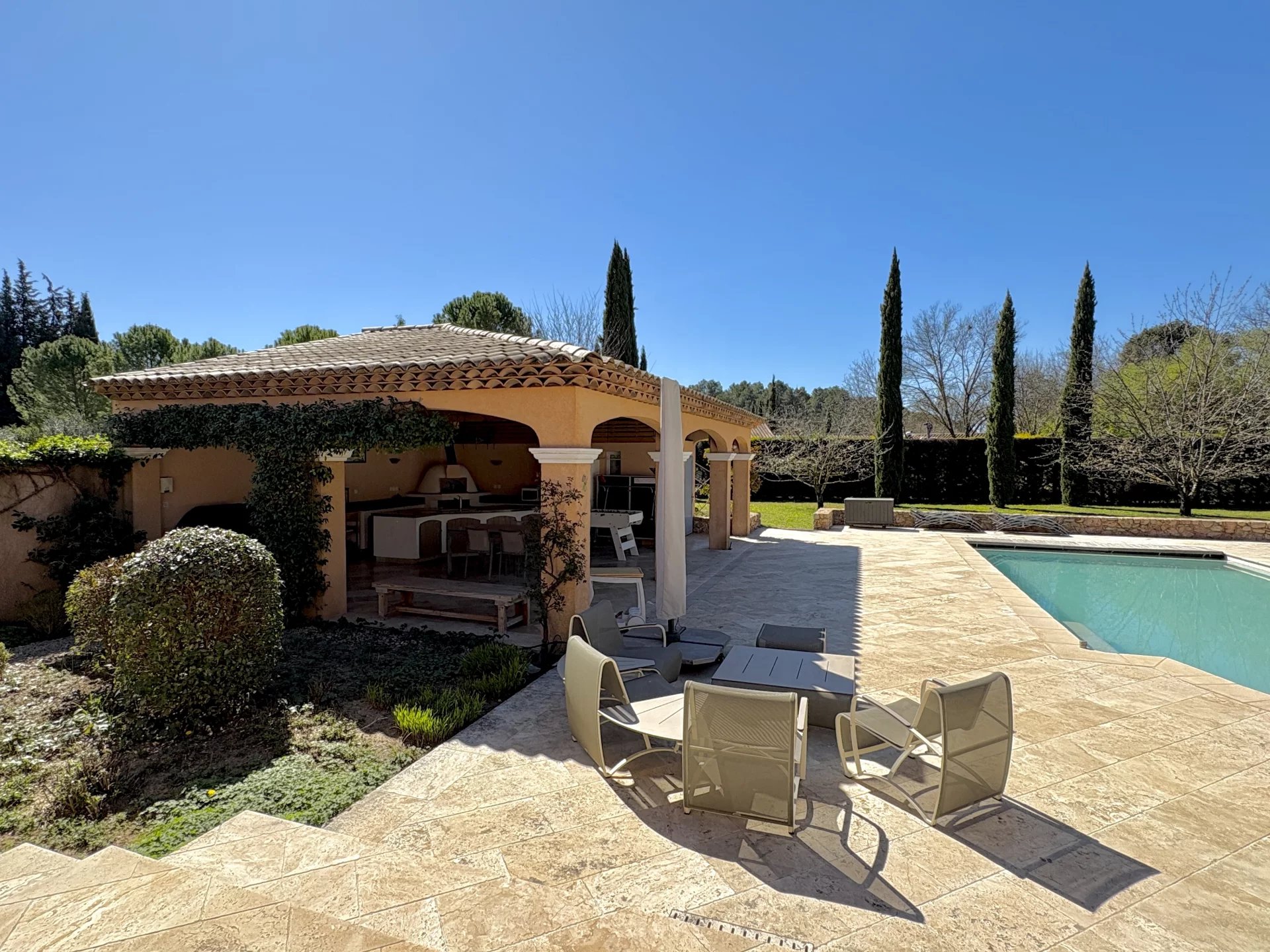 4 Bedrooms House & Independent Studio