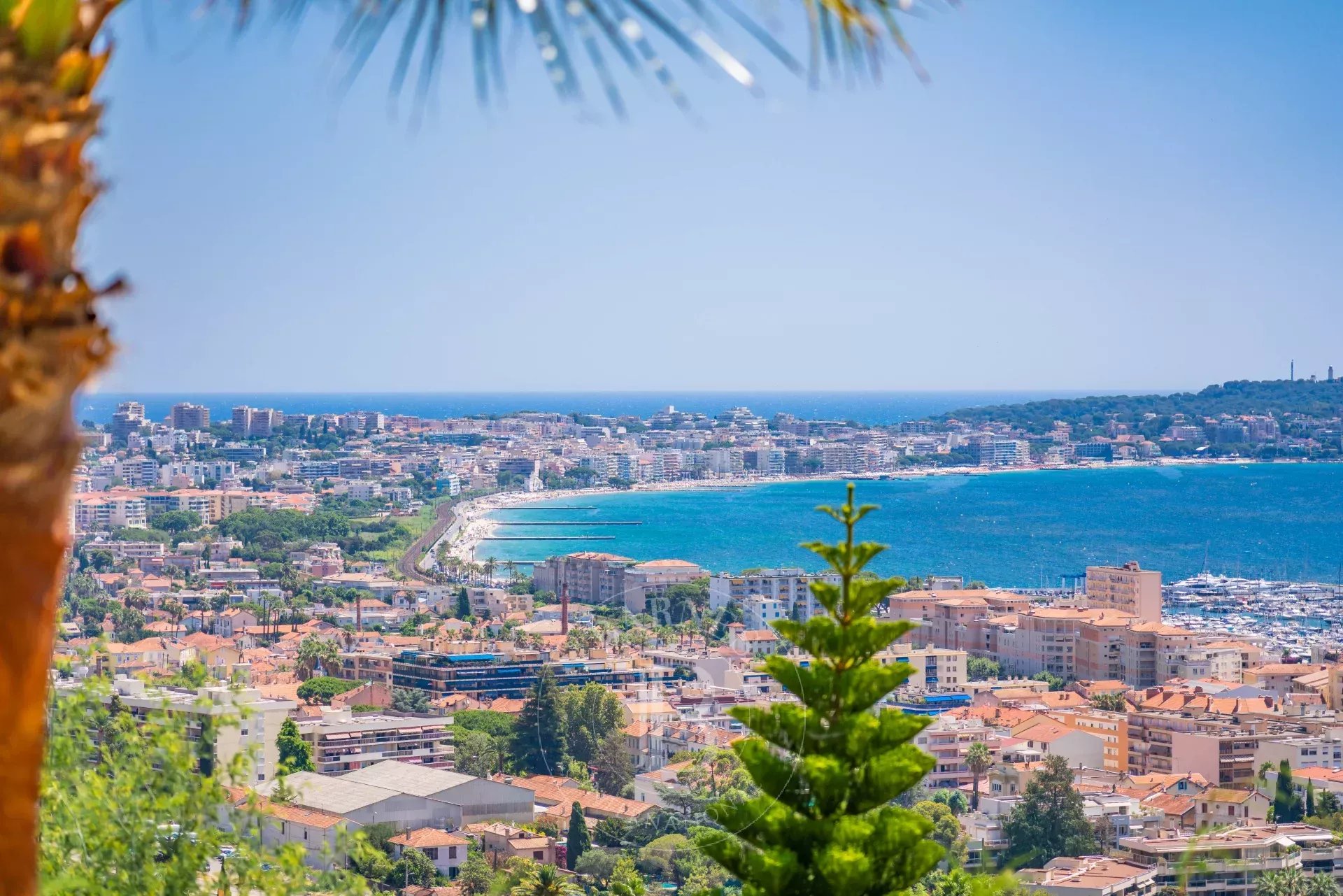 NEAR CANNES - CONTEMPORARY VILLA - 5 BEDROOMS - PANORAMIC SEA VIEW