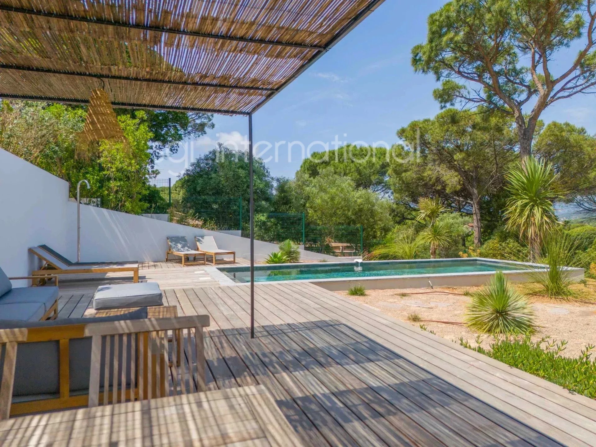 Sainte-Maxime: magnificent new villa 1.5km from the beach.