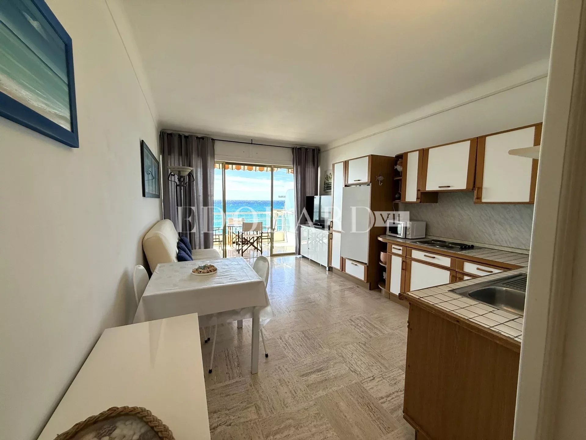 En exclusivité trois pièces face aux plages avec terrasse, splendide vue mer panoramique et garage - Photo 3