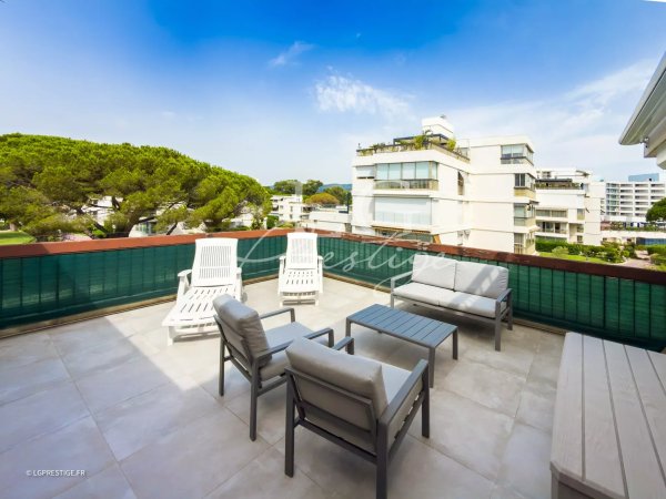 Elegant 2-Bedroom Luxury Apartment for Sale in Mandelieu, France — photo 2