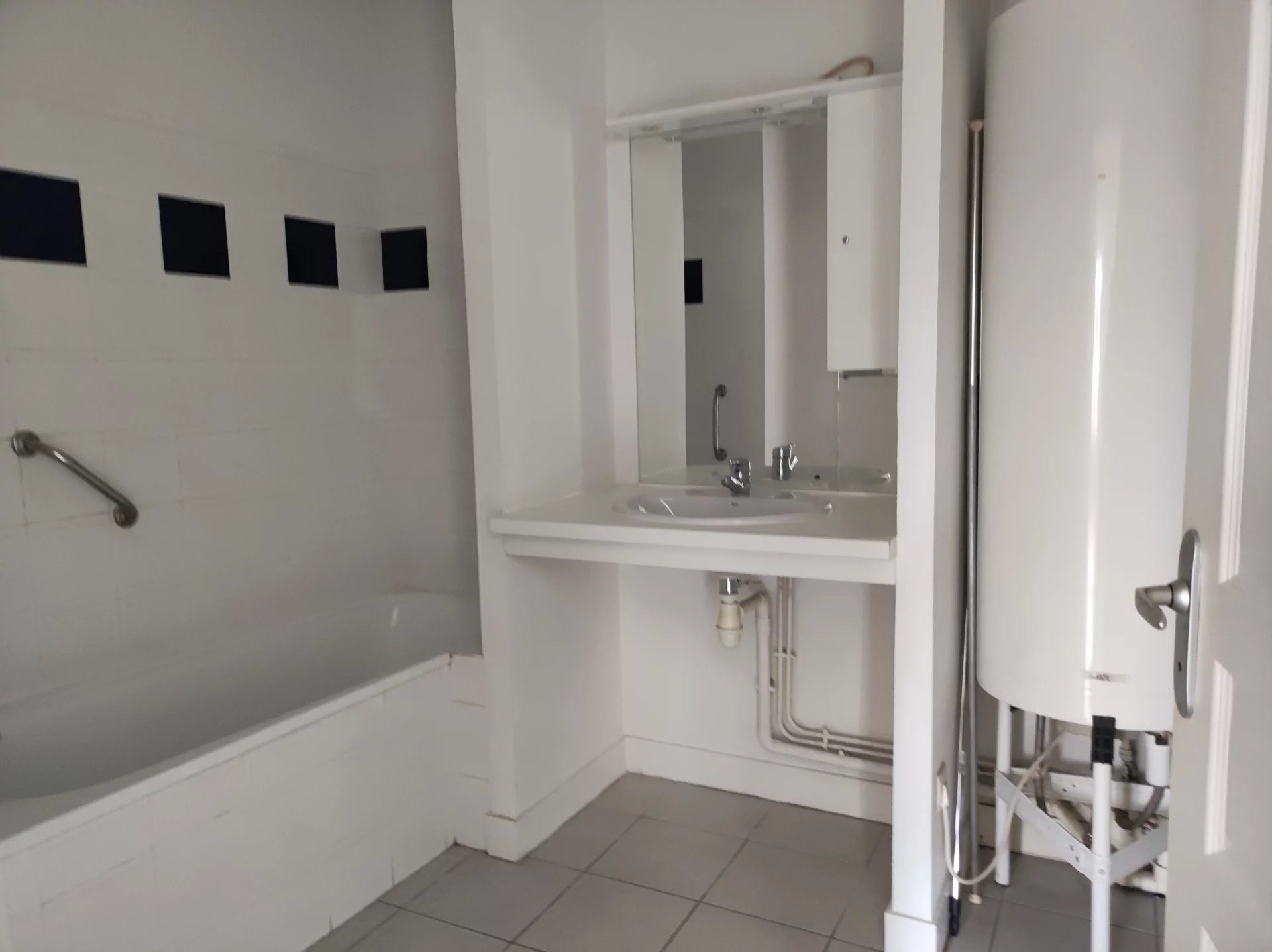 CENTRE BOURG DE ST SYMPHORIEN - APPARTEMENT T2 - Photo 3
