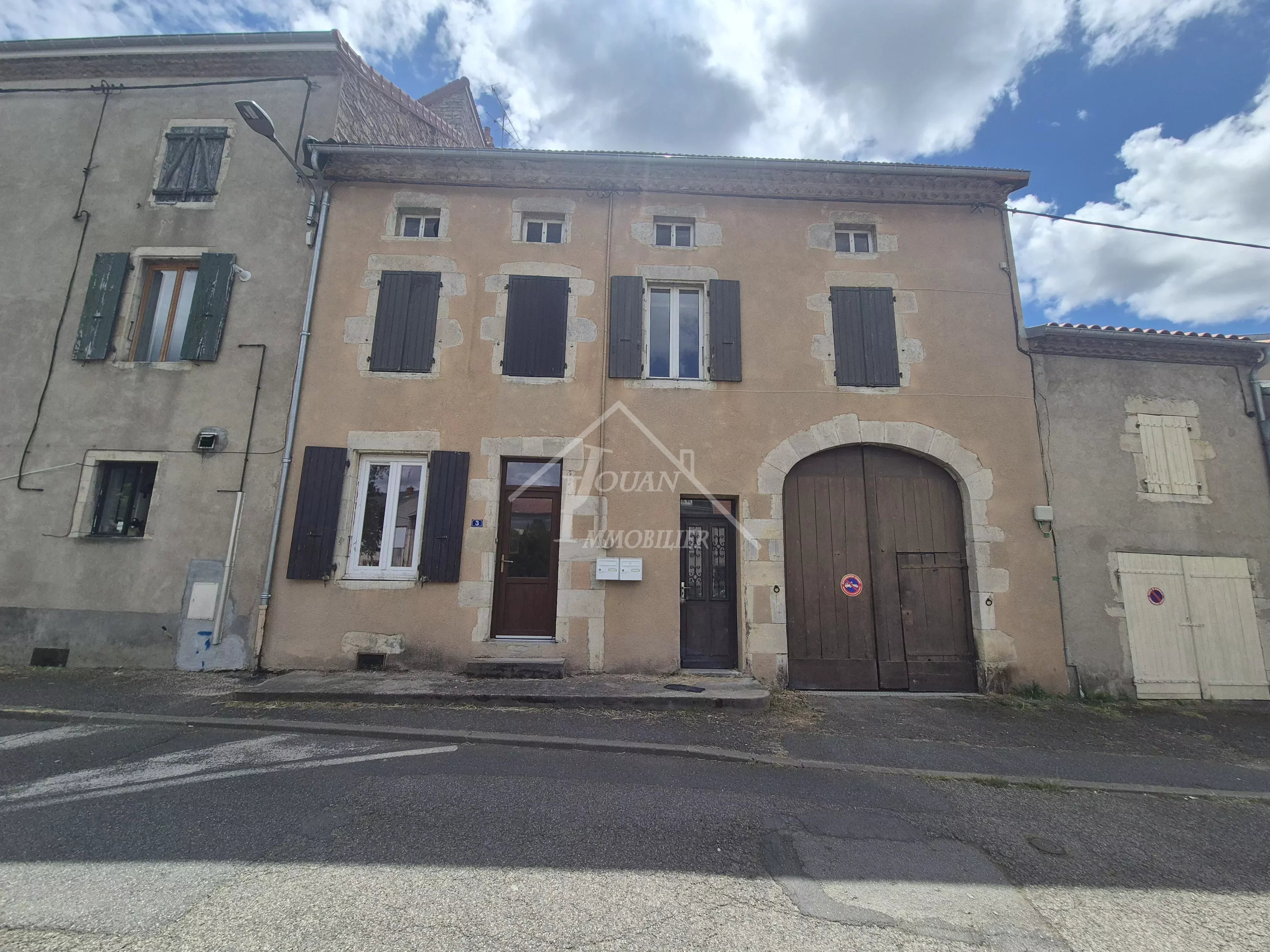 Immeuble deux appartements et un garage