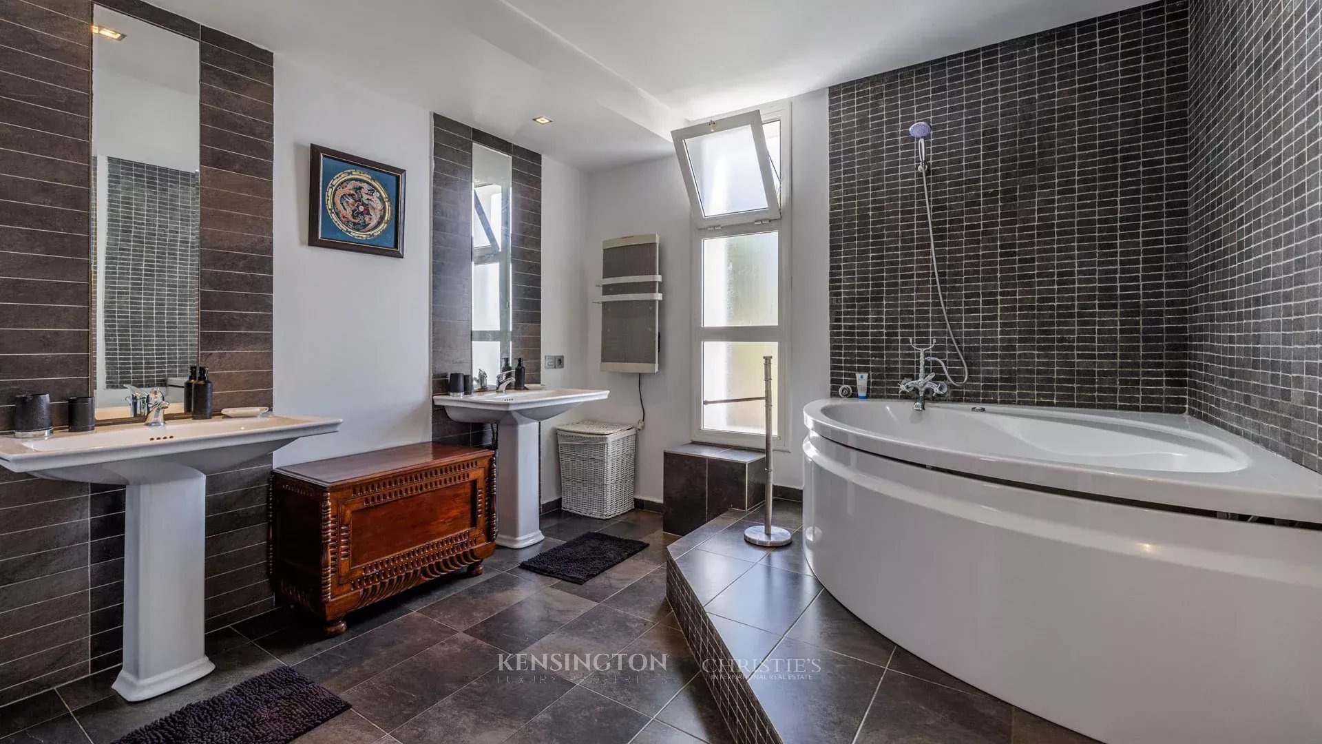 5 Bedroom Villa/Townhouse's Image 9