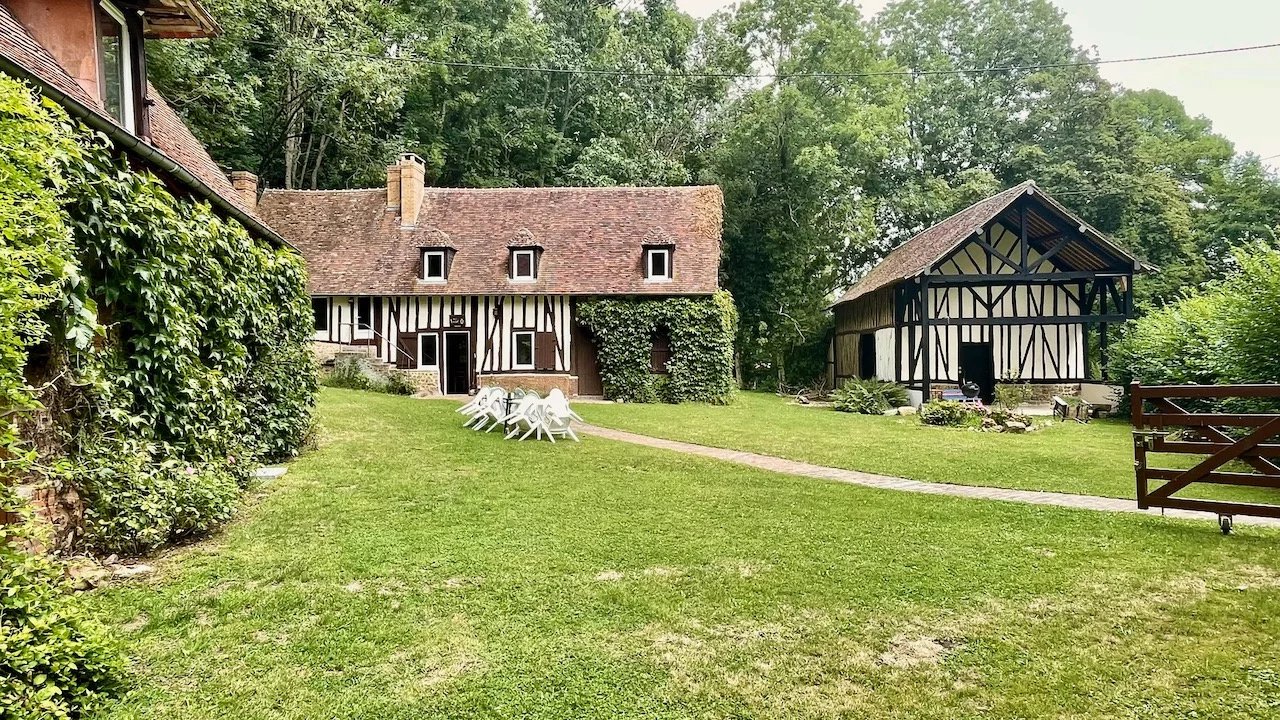 Ensemble Normand de charme en bord de rivière