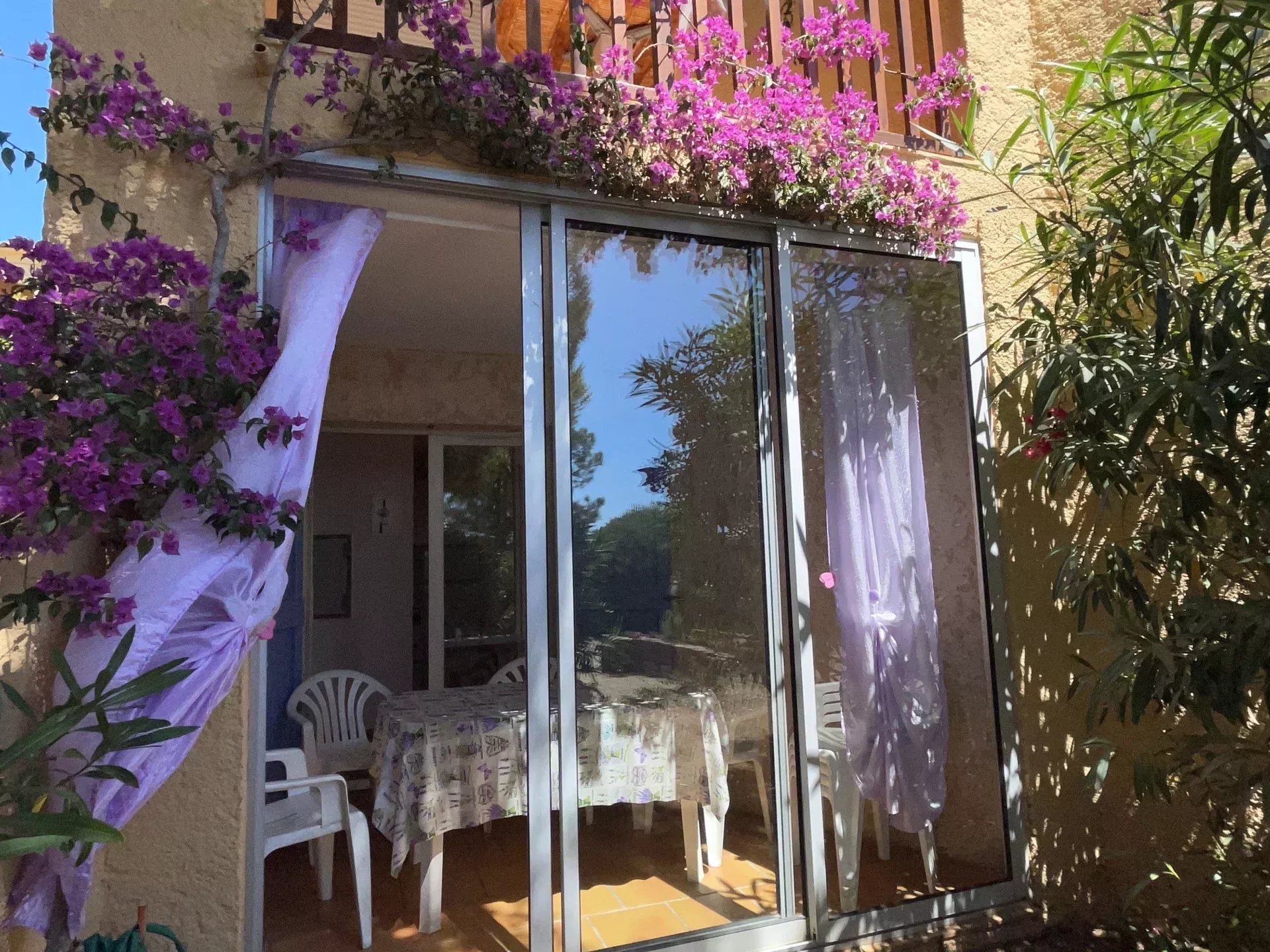 Grand studio, loggia et terrasse abritée vue mer