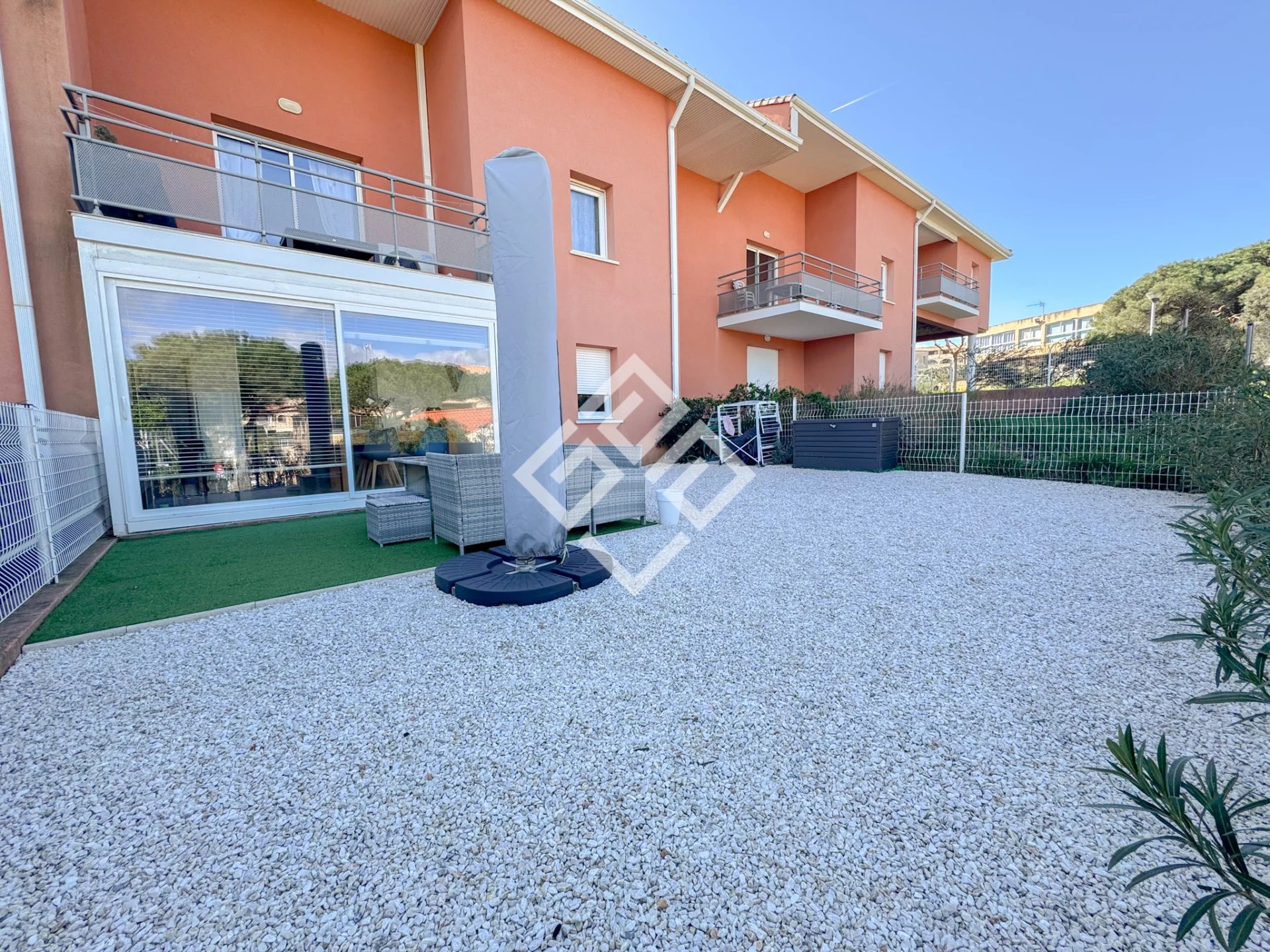 T2 avec grand jardin à deux pas de la mer