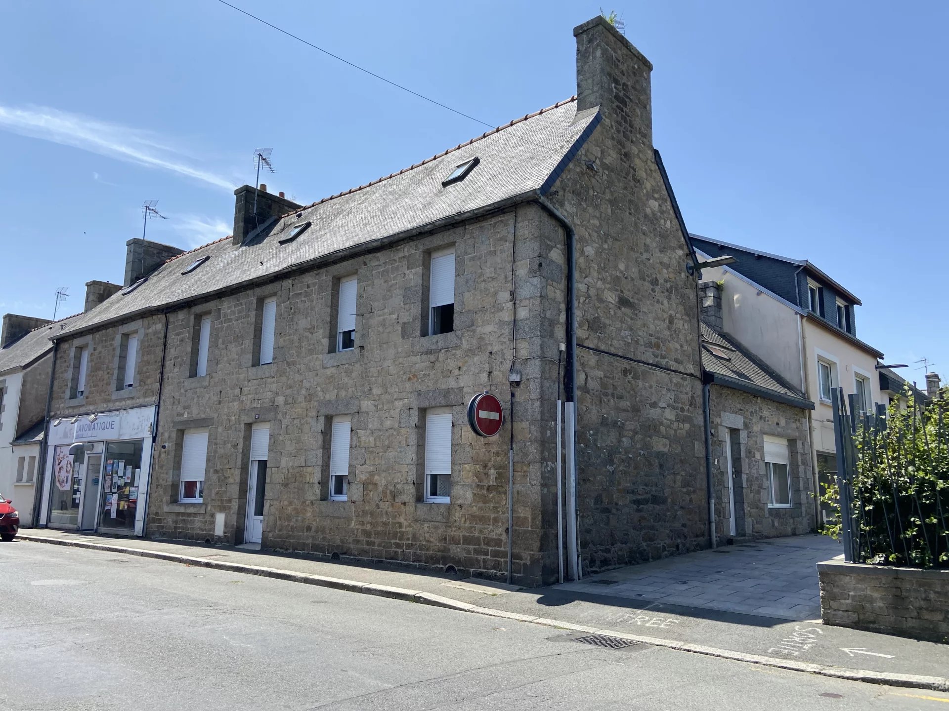 IMMEUBLE 230 M 2 ENVIRON TROIS LOGEMENTS BEGARD