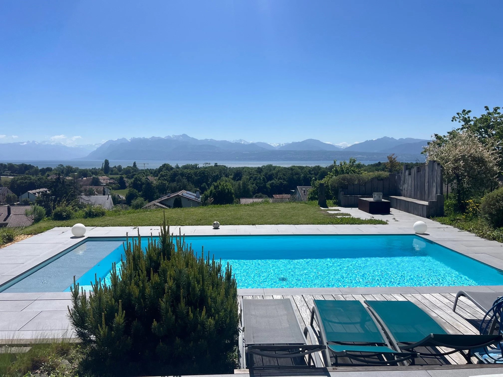 Architect-designed villa with panoramic view