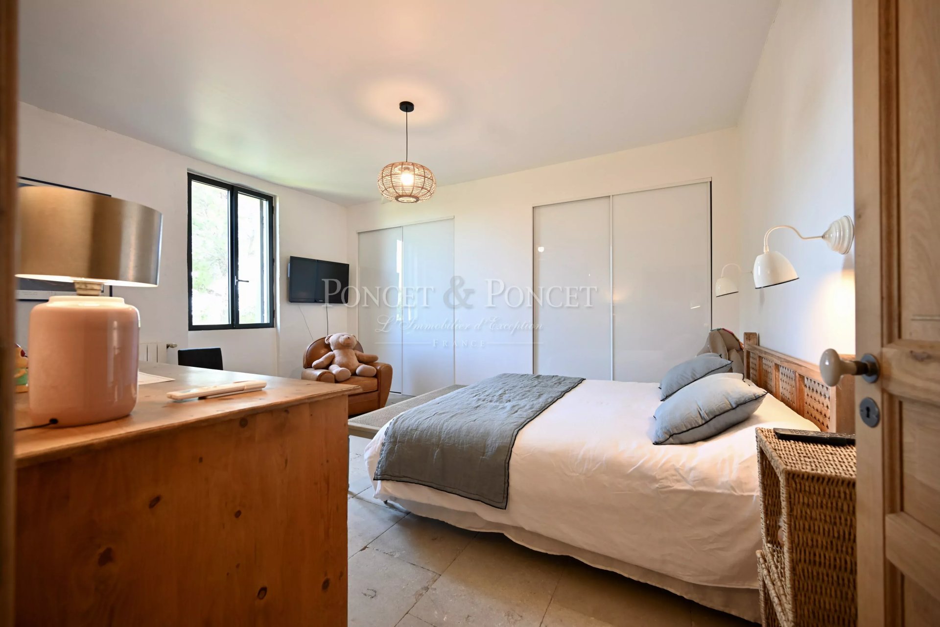 10 Bedroom Vineyard's Image 20