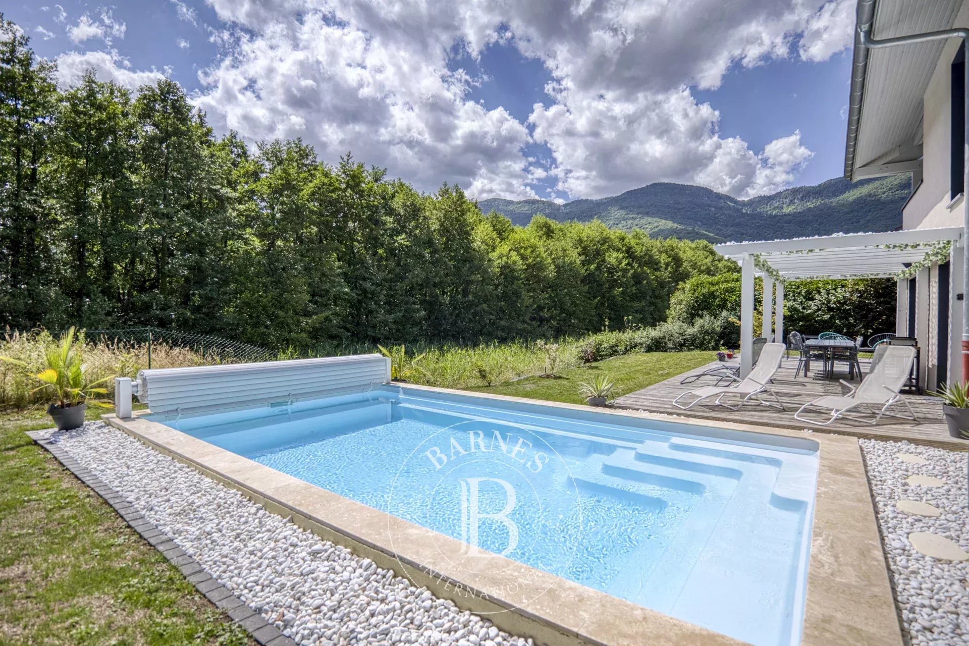 BARNES Pays de Gex – DIVONNE-LES-BAINS – SECTEUR RÉSIDENTIEL – VILLA D’ARCHITECTE RÉNOVÉE AVEC PISCINE - picture 12