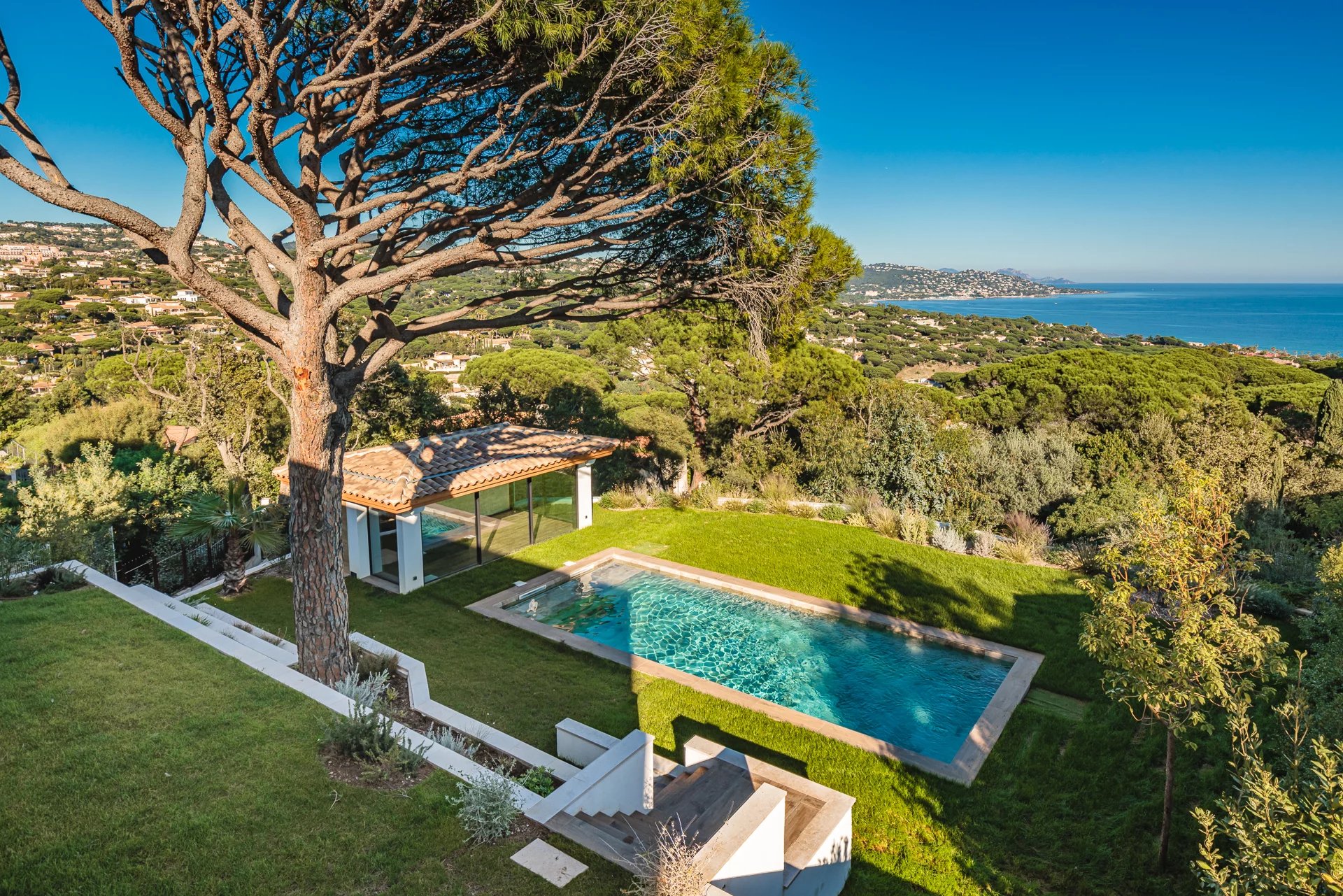 PRESTIGIOUS CONTEMPORARY VILLA - SEA VIEW